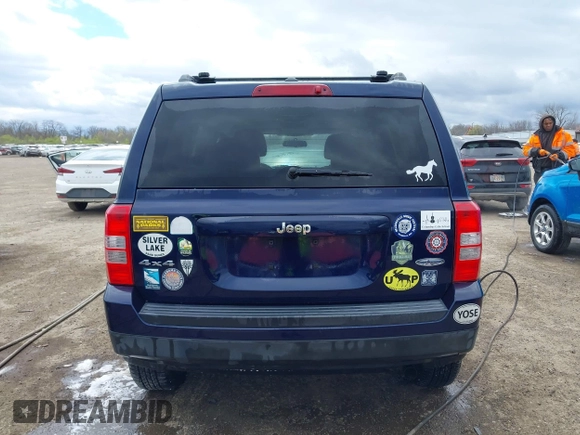2015 Jeep Patriot Latitude z VIN 1C4NJRFB5FD270374, wystawiony jako IAAI lot #42039211 z przebiegiem 106 665 mil mil oraz . Historia ofert i sprzedaży dostępna na DreamBid. Obrazek 16.