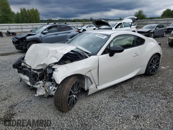2023 Toyota 86 z VIN JF1ZNBC19P8765430, wystawiony jako Copart lot #56802955 z przebiegiem 6179 mil mil oraz Szkody całkowita. Historia ofert i sprzedaży dostępna na DreamBid. Obrazek 1.
