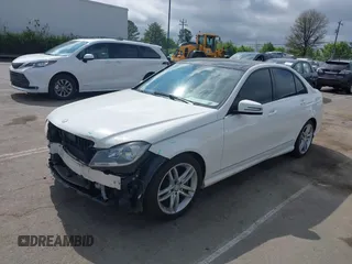 2014 Mercedes-Benz C 300 Sport z VIN WDDGF8AB0EA941628, wystawiony jako IAAI lot #41907802 z przebiegiem 88 812 mil mil oraz . Historia ofert i sprzedaży dostępna na DreamBid. Obrazek 2.