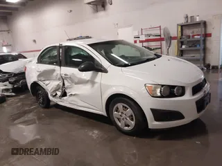 2015 Chevrolet Sonic LS z VIN 1G1JA5SH4F4144792, wystawiony jako IAAI lot #40619695 z przebiegiem 158 871 mil mil oraz . Historia ofert i sprzedaży dostępna na DreamBid. Obrazek 1.