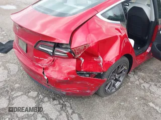 2020 Tesla Model 3 Long Range z VIN 5YJ3E1EB7LF668172, wystawiony jako IAAI lot #42002676 z przebiegiem 61 672 mil mil oraz . Historia ofert i sprzedaży dostępna na DreamBid. Obrazek 6.