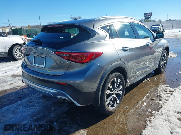 2018 Infiniti QX30 Premium z VIN SJKCH5CR7JA047290, wystawiony jako IAAI lot #41270760 z przebiegiem 72 169 mil mil oraz . Historia ofert i sprzedaży dostępna na DreamBid. Obrazek 4.