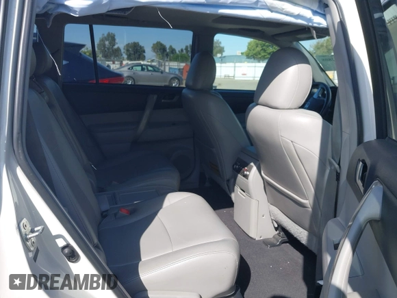 2013 Toyota Highlander z VIN 5TDZK3EH7DS127798, wystawiony jako IAAI lot #42372808 z przebiegiem 176 190 mil mil oraz . Historia ofert i sprzedaży dostępna na DreamBid. Obrazek 8.