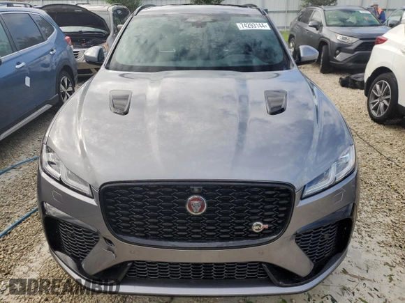 2022 Jaguar F-Pace SVR z VIN SADCZ2EE4NA702878, wystawiony jako Copart lot #74293144 z przebiegiem Nie podano mil oraz Szkoda całkowita • Salvage title. Historia ofert i sprzedaży dostępna na DreamBid. Obrazek 5.