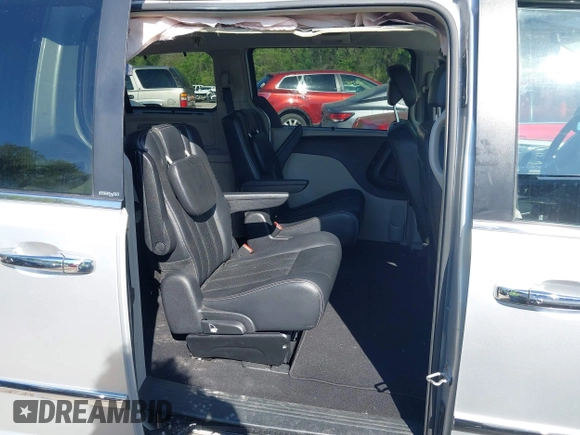 2011 Chrysler Town & Country Touring L z VIN 2A4RR8DG8BR712567, wystawiony jako IAAI lot #42078288 z przebiegiem 144 409 mil mil oraz . Historia ofert i sprzedaży dostępna na DreamBid. Obrazek 8.