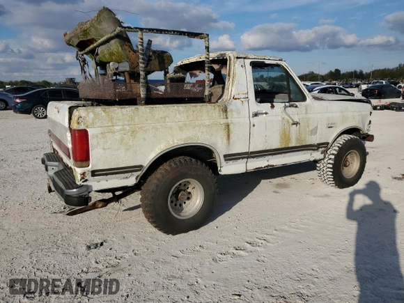 1989 Ford Bronco Custom z VIN 1FMEU15H7KLB31566, wystawiony jako Copart lot #43197635 z przebiegiem Nie podano mil oraz Czysty tytuł • Clean title. Historia ofert i sprzedaży dostępna na DreamBid. Obrazek 3.