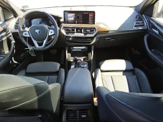 2024 BMW X4 xDrive30i z VIN 5UX33DT09R9W70709, wystawiony jako Copart lot #56997035 z przebiegiem 21 308 mil mil oraz Tytuł czysty. Historia ofert i sprzedaży dostępna na DreamBid. Obrazek 8.