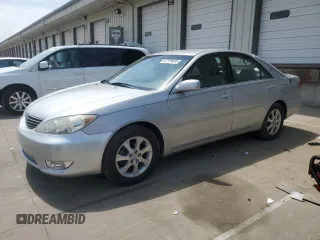 2005 Toyota Camry STD z VIN 4T1BE32K45U041477, wystawiony jako Copart lot #57129635 z przebiegiem 216 497 mil mil oraz Szkoda całkowita • Salvage title. Historia ofert i sprzedaży dostępna na DreamBid. Obrazek 1.