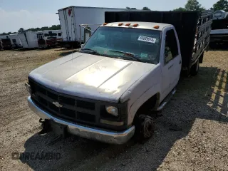 1997 Chevrolet Silverado 3500 z VIN 1GBJK34R1VF054943, wystawiony jako Copart lot #68689614 z przebiegiem 67 852 mil mil oraz Szkody całkowita. Historia ofert i sprzedaży dostępna na DreamBid. Obrazek 1.