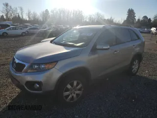 2013 Kia Sorento LX z VIN 5XYKT3A6XDG405917, wystawiony jako Copart lot #83498704 z przebiegiem Nie podano mil oraz Szkody całkowita. Historia ofert i sprzedaży dostępna na DreamBid. Obrazek 1.