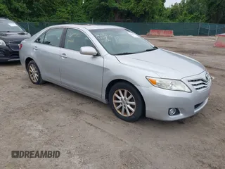 2011 Toyota Camry LE z VIN 4T1BF3EKXBU630053, wystawiony jako IAAI lot #42405592 z przebiegiem 173 598 mil mil oraz . Historia ofert i sprzedaży dostępna na DreamBid. Obrazek 1.