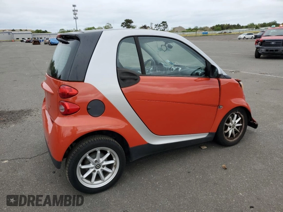 2008 Smart fortwo Pure z VIN WMEEJ31X18K155044, wystawiony jako Copart lot #58137355 z przebiegiem 62 718 mil mil oraz Szkody całkowita. Historia ofert i sprzedaży dostępna na DreamBid. Obrazek 3.