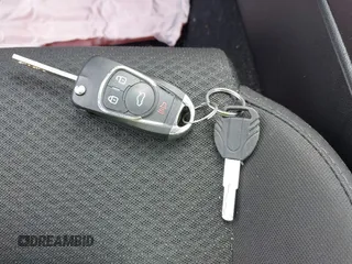 2017 Kia Optima LX z VIN 5XXGT4L39HG133028, wystawiony jako IAAI lot #41957226 z przebiegiem 92 366 mil mil oraz . Historia ofert i sprzedaży dostępna na DreamBid. Obrazek 11.