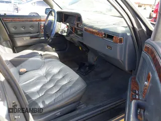 1991 Chrysler New Yorker z VIN 1C3XY66R2MD228813, wystawiony jako IAAI lot #42257734 z przebiegiem 45 786 mil mil oraz . Historia ofert i sprzedaży dostępna na DreamBid. Obrazek 5.