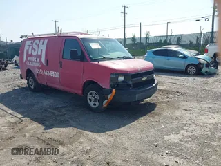2005 Chevrolet Express Cargo z VIN 1GCFG15X451110200, wystawiony jako IAAI lot #42551590 z przebiegiem 239 764 mil mil oraz . Historia ofert i sprzedaży dostępna na DreamBid. Obrazek 1.