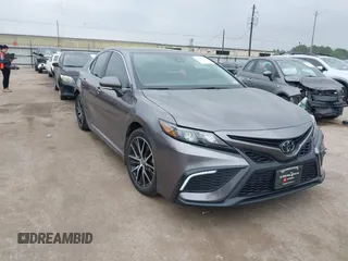 2023 Toyota Camry SE z VIN 4T1G11AK2PU835050, wystawiony jako IAAI lot #41901342 z przebiegiem 7 605 mil mil oraz . Historia ofert i sprzedaży dostępna na DreamBid. Obrazek 1.