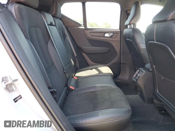 2021 Volvo XC40 R-Design z VIN YV4AC2HM4M2481361, wystawiony jako Copart lot #60087734 z przebiegiem 28 807 mil mil oraz Szkoda całkowita • Salvage title. Historia ofert i sprzedaży dostępna na DreamBid. Obrazek 10.
