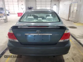 2005 Toyota Camry LE z VIN 4T1BE30K75U432514, wystawiony jako Copart lot #58487885 z przebiegiem 223 106 mil mil oraz Szkoda całkowita • Salvage title. Historia ofert i sprzedaży dostępna na DreamBid. Obrazek 6.