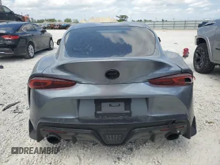 2021 Toyota Supra 3.0 z VIN WZ1DB0C06MW041275, wystawiony jako Copart lot #46954384 z przebiegiem Nie podano mil oraz . Historia ofert i sprzedaży dostępna na DreamBid. Obrazek 6.