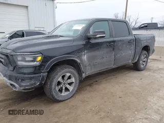 2019 Ram 1500 Rebel z VIN 1C6SRFLT6KN599362, wystawiony jako IAAI lot #41560018 z przebiegiem Nie podano mil oraz . Historia ofert i sprzedaży dostępna na DreamBid. Obrazek 17.