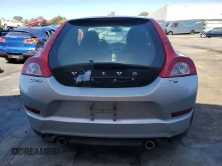 2011 Volvo C30 z VIN YV1672MK3B2233241, wystawiony jako Copart lot #71076394 z przebiegiem 107 843 mil mil oraz Szkody całkowita. Historia ofert i sprzedaży dostępna na DreamBid. Obrazek 6.