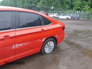 2019 Volkswagen Jetta S z VIN 3VWCB7BU8KM232522, wystawiony jako IAAI lot #42256559 z przebiegiem 118 141 mil mil oraz . Historia ofert i sprzedaży dostępna na DreamBid. Obrazek 6.