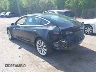 2018 Tesla Model 3 Long Range Battery z VIN 5YJ3E1EB9JF086703, wystawiony jako IAAI lot #42290193 z przebiegiem 46 255 mil mil oraz . Historia ofert i sprzedaży dostępna na DreamBid. Obrazek 3.