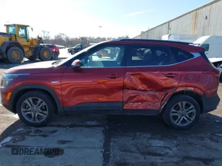 2021 Kia Seltos S z VIN KNDEUCAA5M7226700, wystawiony jako IAAI lot #41525957 z przebiegiem 45 963 mil mil oraz . Historia ofert i sprzedaży dostępna na DreamBid. Obrazek 14.