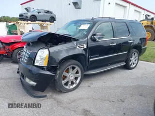 2009 Cadillac Escalade z VIN 1GYFC23249R116363, wystawiony jako IAAI lot #39887498 z przebiegiem 140 095 mil mil oraz . Historia ofert i sprzedaży dostępna na DreamBid. Obrazek 2.