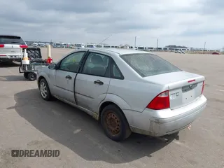 2005 Ford Focus S with VIN 1FAFP34N95W233320, listed as a IAAI auction lot 42071851 with 166,316 mi miles. Bid and sale history available at carsss.com. Image 3.