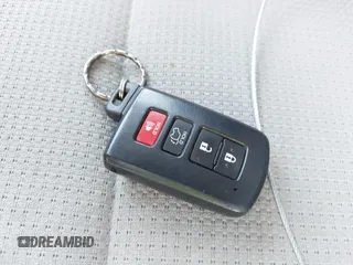 2018 Toyota RAV4 XLE z VIN 2T3WFREVXJW491725, wystawiony jako IAAI lot #42216365 z przebiegiem 76 365 mil mil oraz . Historia ofert i sprzedaży dostępna na DreamBid. Obrazek 11.