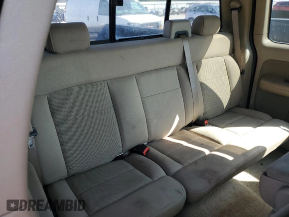 2005 Ford F-150 STX z VIN 1FTRX12W65NB05579, wystawiony jako Copart lot #53344105 z przebiegiem 275 002 mil mil oraz Szkoda całkowita • Salvage title. Historia ofert i sprzedaży dostępna na DreamBid. Obrazek 11.