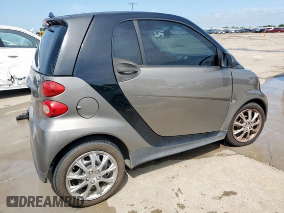 2013 Smart fortwo Pure z VIN WMEEJ3BA8DK684446, wystawiony jako Copart lot #63927965 z przebiegiem 94 604 mil mil oraz Czysty tytuł • Clean title. Historia ofert i sprzedaży dostępna na DreamBid. Obrazek 3.
