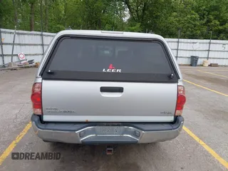 2006 Toyota Tacoma z VIN 5TEPX42N56Z256038, wystawiony jako IAAI lot #42290164 z przebiegiem 263 291 mil mil oraz . Historia ofert i sprzedaży dostępna na DreamBid. Obrazek 16.