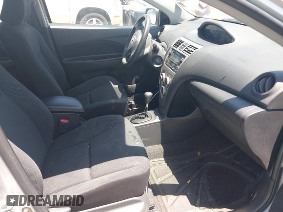 2009 Toyota Yaris z VIN JTDBT903591344784, wystawiony jako IAAI lot #42402332 z przebiegiem 173 865 mil mil oraz . Historia ofert i sprzedaży dostępna na DreamBid. Obrazek 5.