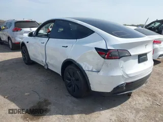 2025 Tesla Model Y Long Range z VIN 7SAYGDED7SA373784, wystawiony jako IAAI lot #41881719 z przebiegiem 1 192 mil mil oraz . Historia ofert i sprzedaży dostępna na DreamBid. Obrazek 3.