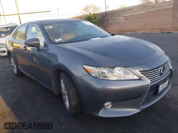 2013 Lexus ES 300h z VIN JTHBW1GG3D2015178, wystawiony jako IAAI lot #42045484 z przebiegiem 104 301 mil mil oraz . Historia ofert i sprzedaży dostępna na DreamBid. Obrazek 1.