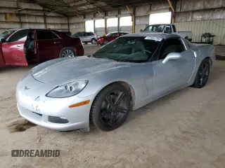 2010 Chevrolet Corvette 1LT z VIN 1G1YA2DW1A5100454, wystawiony jako Copart lot #47952785 z przebiegiem Nie podano mil oraz Szkoda całkowita • Salvage title. Historia ofert i sprzedaży dostępna na DreamBid. Obrazek 1.
