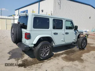 2024 Jeep Wrangler Sahara z VIN 1C4PJXEG2RW263319, wystawiony jako Copart lot #55074775 z przebiegiem 10 867 mil mil oraz Szkoda całkowita • Salvage title. Historia ofert i sprzedaży dostępna na DreamBid. Obrazek 3.