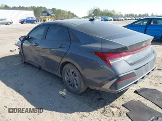 2024 Hyundai Elantra SEL z VIN KMHLM4DG1RU755188, wystawiony jako IAAI lot #41857576 z przebiegiem 18 183 mil mil oraz . Historia ofert i sprzedaży dostępna na DreamBid. Obrazek 3.