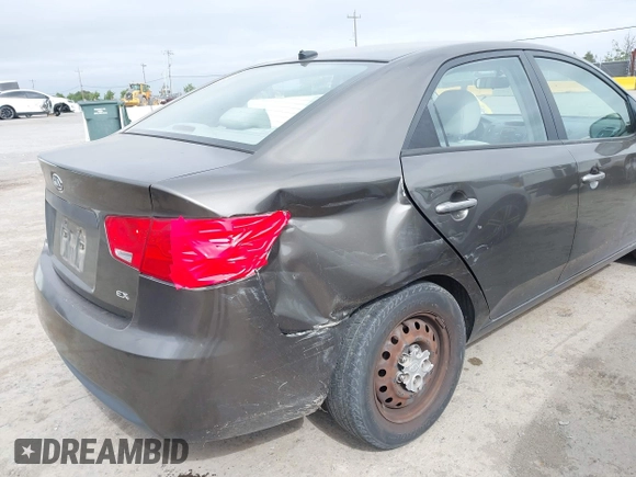 2010 Kia Forte EX z VIN KNAFU4A20A5218625, wystawiony jako IAAI lot #42101100 z przebiegiem 161 238 mil mil oraz . Historia ofert i sprzedaży dostępna na DreamBid. Obrazek 6.