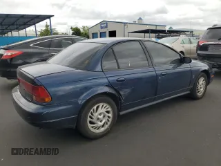 1998 Saturn SL z VIN 1G8ZK5277WZ174641, wystawiony jako Copart lot #54620995 z przebiegiem 109 742 mil mil oraz Szkody całkowita. Historia ofert i sprzedaży dostępna na DreamBid. Obrazek 3.