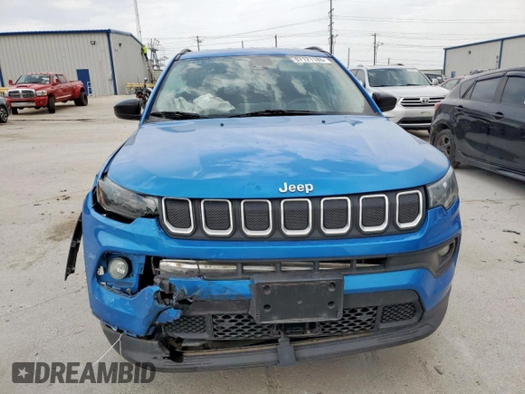 2022 Jeep Compass Latitude z VIN 3C4NJCBB5NT139019, wystawiony jako Copart lot #57121185 z przebiegiem 30 894 mil mil oraz Nie do naprawy • Non repairable. Historia ofert i sprzedaży dostępna na DreamBid. Obrazek 5.
