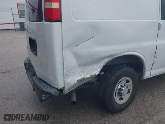2010 Chevrolet Express Cargo z VIN 1GCZGFBA2A1112225, wystawiony jako IAAI lot #42664892 z przebiegiem 236 573 mil mil oraz . Historia ofert i sprzedaży dostępna na DreamBid. Obrazek 6.