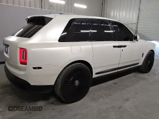 2020 Rolls-Royce Cullinan z VIN SLATV4C09LU114598, wystawiony jako Copart lot #77477184 z przebiegiem 28 391 mil mil oraz Tytuł czysty. Historia ofert i sprzedaży dostępna na DreamBid. Obrazek 3.