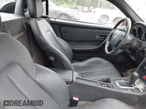 1999 Mercedes-Benz SLK 230/320 z VIN WDBKK47F3XF101074, wystawiony jako IAAI lot #42291770 z przebiegiem 141 195 mil mil oraz . Historia ofert i sprzedaży dostępna na DreamBid. Obrazek 8.