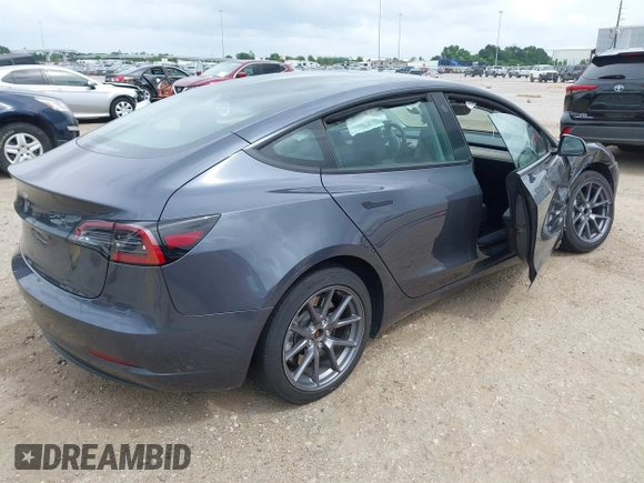 2023 Tesla Model 3 z VIN 5YJ3E1EA1PF642955, wystawiony jako IAAI lot #42121508 z przebiegiem 22 831 mil mil oraz . Historia ofert i sprzedaży dostępna na DreamBid. Obrazek 4.