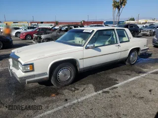1988 Cadillac DeVille z VIN 1G6CD1151J4312164, wystawiony jako Copart lot #73018754 z przebiegiem 33 355 mil mil oraz Czysty tytuł • Clean title. Historia ofert i sprzedaży dostępna na DreamBid. Obrazek 1.