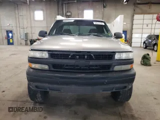 2001 Chevrolet Silverado 1500 LS with VIN 2GCEC19T711211931, listed as a Copart auction lot 54614195 with 135,812 mi miles and Salvage Title. Bid and sale history available at DreamBid. Image 5.