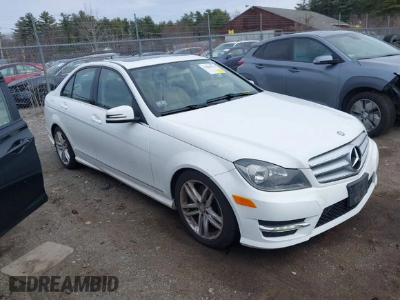 2013 Mercedes-Benz C 300 Sport z VIN WDDGF8AB3DR269791, wystawiony jako IAAI lot #41868133 z przebiegiem 140 336 mil mil oraz . Historia ofert i sprzedaży dostępna na DreamBid. Obrazek 1.